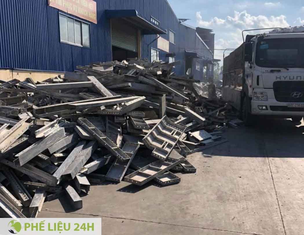 Xe tải thu gom phế liệu chuyên nghiệp
